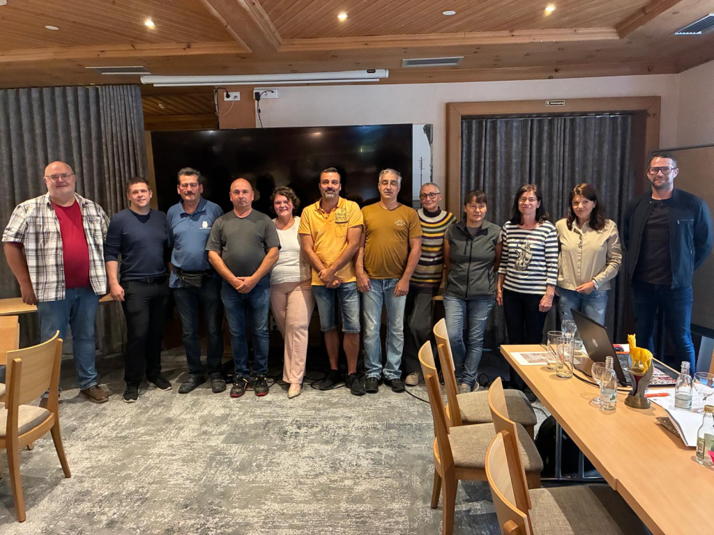 Gruppenfoto von Vorstand und Kassenprüfern der Alpaca Association e.V. 2026, zwölf Personen nebeneinander in einem Versammlungsraum